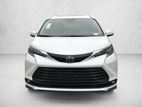 New 2026 Toyota Sienna XLE image 2