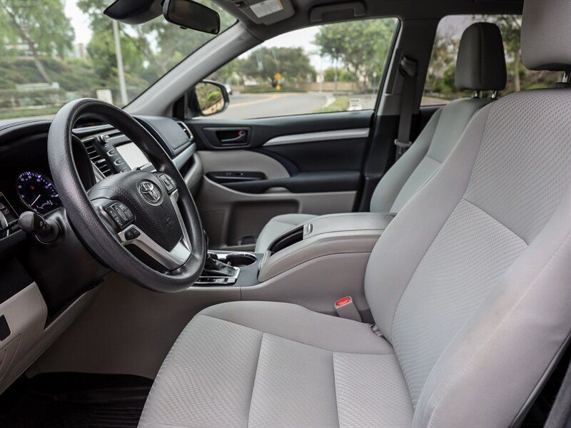 Used 2017 Toyota Highlander LE AWD/4WD image 24