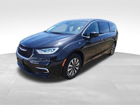 Certified 2024 Chrysler Pacifica Limited FWD image 17