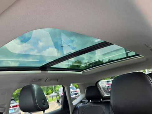 Certified 2023 Volkswagen Taos SE w/ Panoramic Sunroof Package FWD image 43