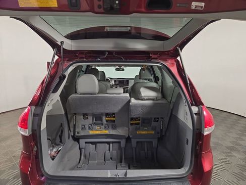 Used 2011 Toyota Sienna XLE w/ Premium Pkg image 33