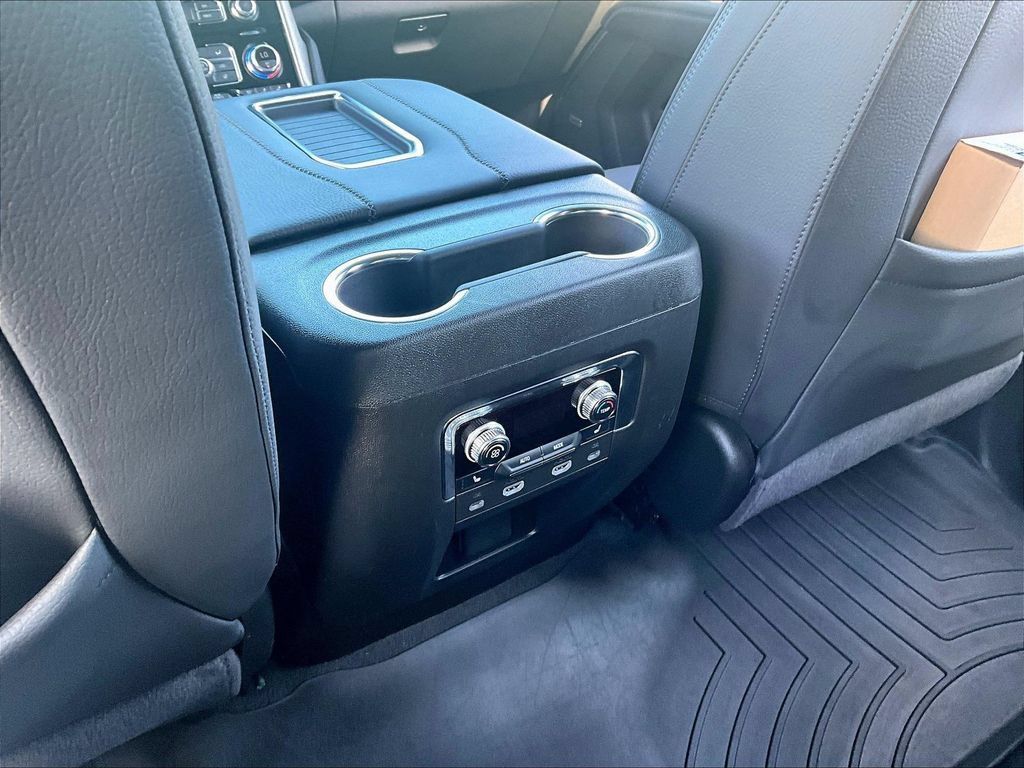 Used 2024 GMC Yukon Denali w/ Advanced Technology Package AWD/4WD image 12