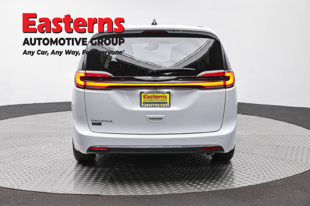 Used 2023 Chrysler Pacifica Touring-L FWD image 7
