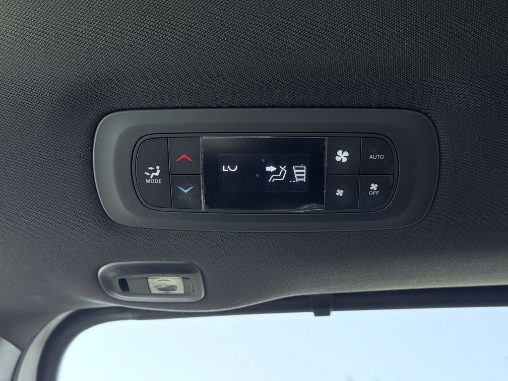 Certified 2025 Chrysler Pacifica Limited FWD image 31