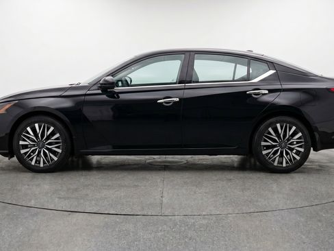 Used 2025 Nissan Altima 2.5 SV FWD image 5