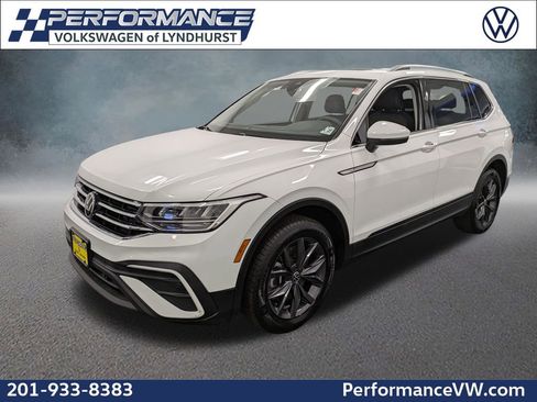Used 2022 Volkswagen Tiguan SE w/ Panoramic Sunroof Package image 1