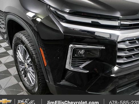 Used 2025 Chevrolet Traverse LT image 36