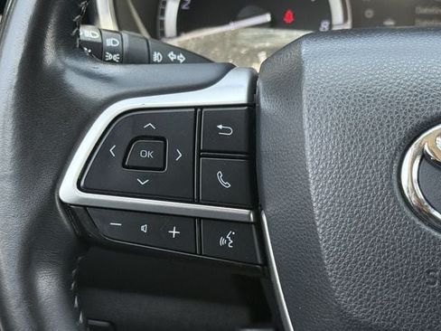 Used 2022 Toyota Highlander XLE FWD image 15