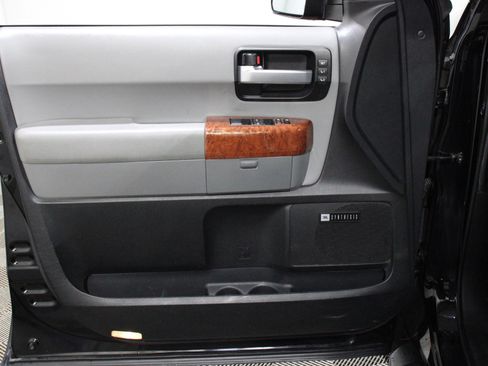 Used 2019 Toyota Sequoia Platinum AWD/4WD image 6