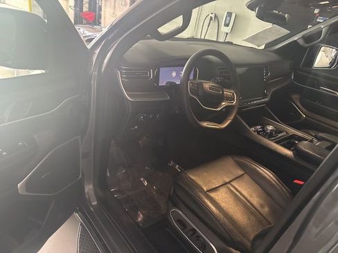 Used 2023 Jeep Wagoneer L Series II image 11