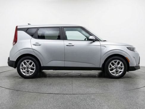 Used 2025 Kia Soul LX w/ LX Technology Package FWD image 11