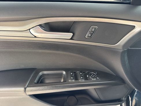 Used 2020 Ford Fusion SE image 18