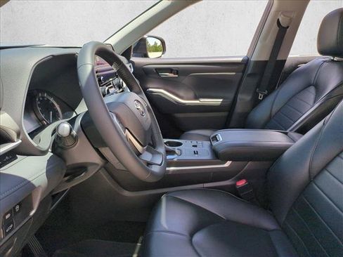 Used 2023 Toyota Highlander XLE FWD image 16