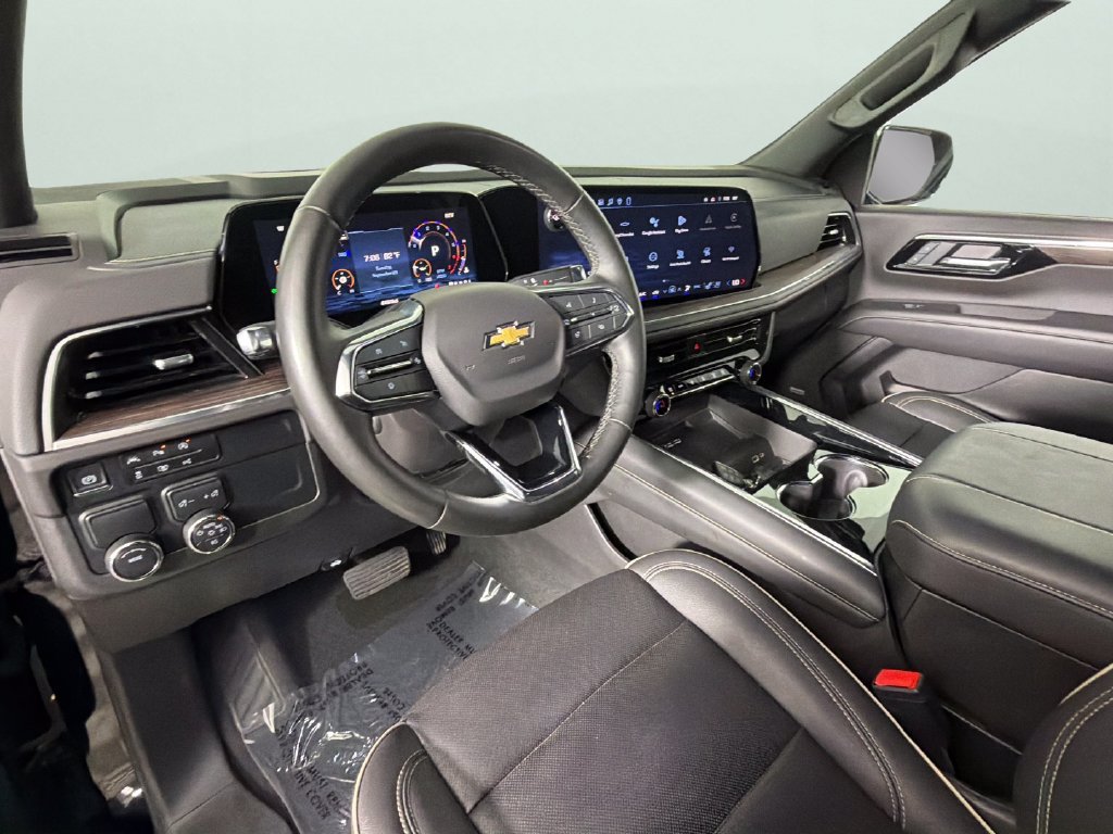 Used 2025 Chevrolet Suburban Premier RWD image 18