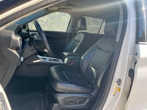 Used 2021 Ford Explorer Limited w/ Equipment Group 301A AWD/4WD image 9
