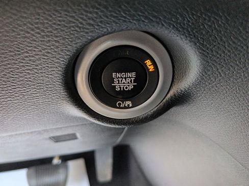 Used 2025 Chrysler Pacifica Select image 35