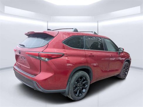 Used 2023 Toyota Highlander L image 3