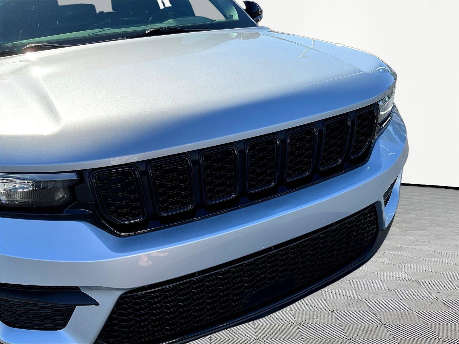 Used 2025 Jeep Grand Cherokee Altitude AWD/4WD image 32
