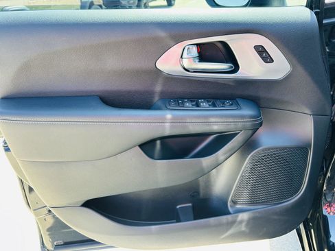 Used 2023 Chrysler Pacifica Touring-L w/ S Appearance Package image 12