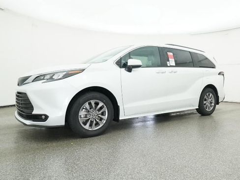 New 2026 Toyota Sienna XLE image 17