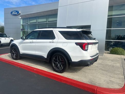 Used 2025 Ford Explorer ST AWD/4WD image 2