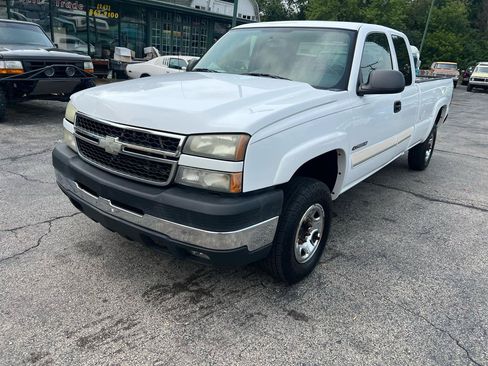 Used 2006 Chevrolet Silverado 2500 LT RWD image 2