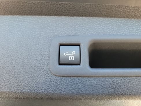 Used 2025 Toyota Sienna XLE FWD image 9