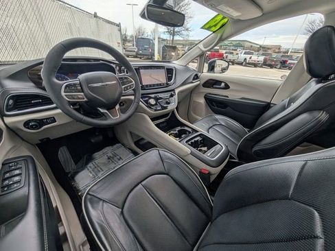 Used 2024 Chrysler Pacifica Limited image 6