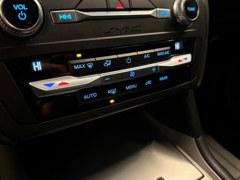 Used 2020 Ford Explorer XLT image 14