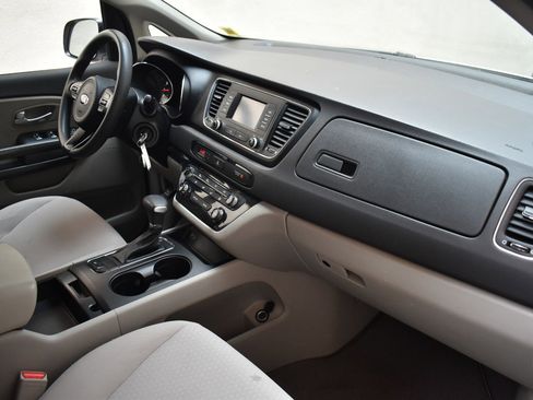 Used 2018 Kia Sedona L FWD image 20