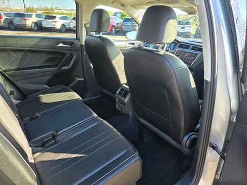 Used 2022 Volkswagen Tiguan SE w/ Panoramic Sunroof Package AWD/4WD image 12
