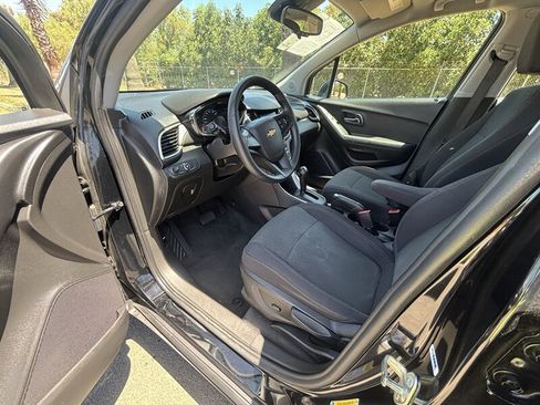 Used 2020 Chevrolet Trax LS FWD image 10