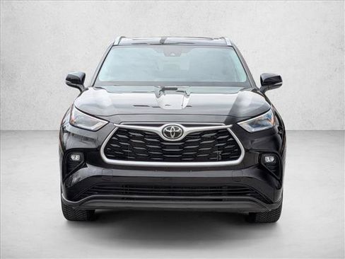 Used 2022 Toyota Highlander XLE AWD/4WD image 2