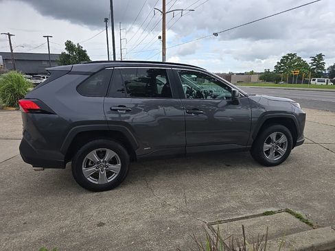 Used 2022 Toyota RAV4 LE AWD/4WD image 4