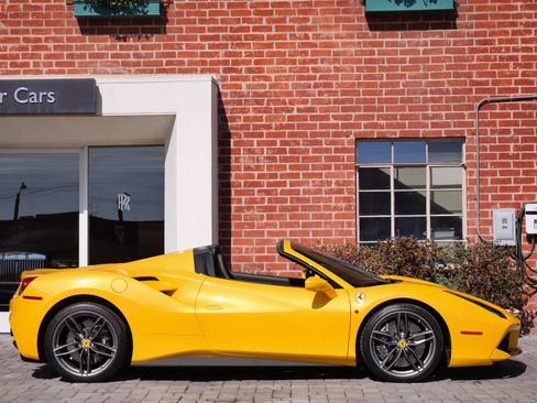 Used 2018 Ferrari 488 Spider RWD image 4
