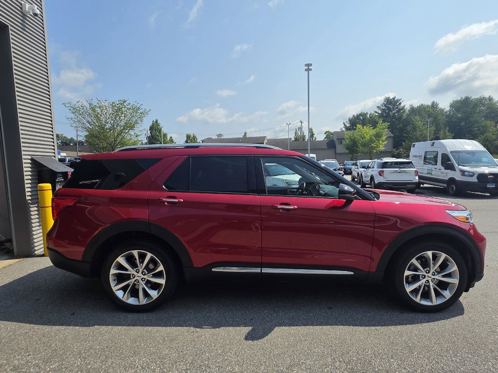 Used 2021 Ford Explorer Platinum w/ Equipment Group 601A AWD/4WD image 2