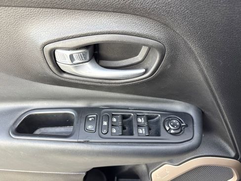 Used 2017 Jeep Renegade Limited image 16