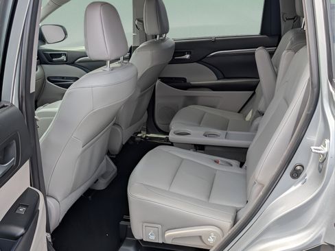 Used 2018 Toyota Highlander Limited Platinum AWD/4WD image 11