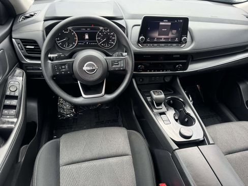 Used 2024 Nissan Rogue SV image 2