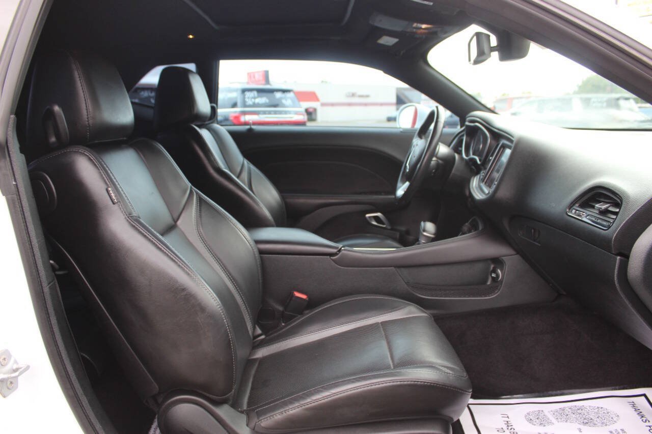 Used 2018 Dodge Challenger SXT Plus RWD image 9