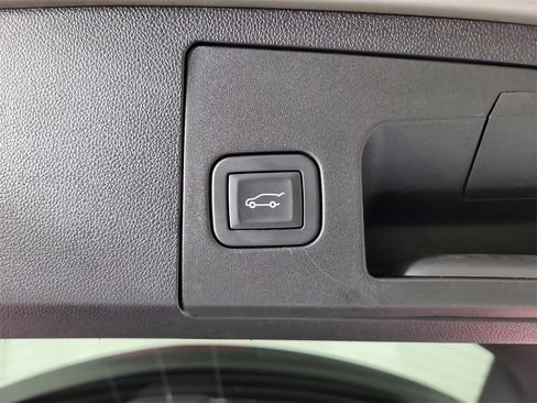 Certified 2025 Cadillac XT4 Premium Luxury image 9