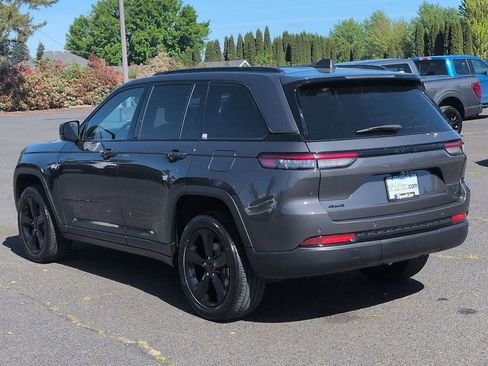 Used 2023 Jeep Grand Cherokee Altitude AWD/4WD image 3
