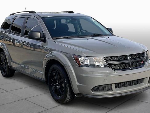 Used 2020 Dodge Journey SE w/ SE Popular Equipment Group image 2