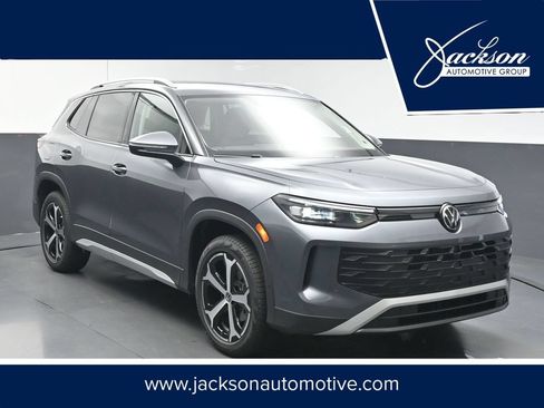 Used 2025 Volkswagen Tiguan SE FWD image 1