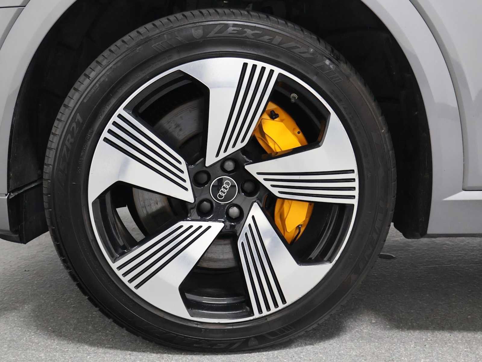Used 2023 Audi e-tron Premium Plus w/ Premium Plus Package AWD/4WD image 37