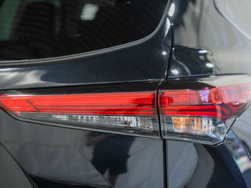 Used 2022 Toyota Highlander XLE AWD/4WD image 6