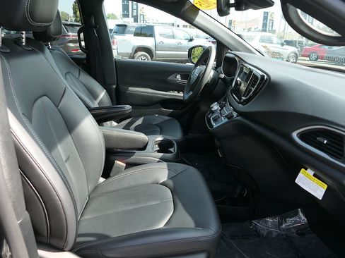 Used 2025 Chrysler Voyager LX FWD image 26