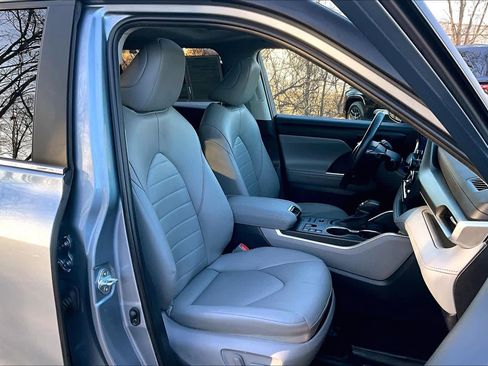 Used 2023 Toyota Highlander XLE image 8