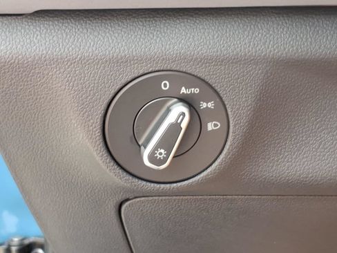 Used 2025 Volkswagen Jetta SE FWD image 20