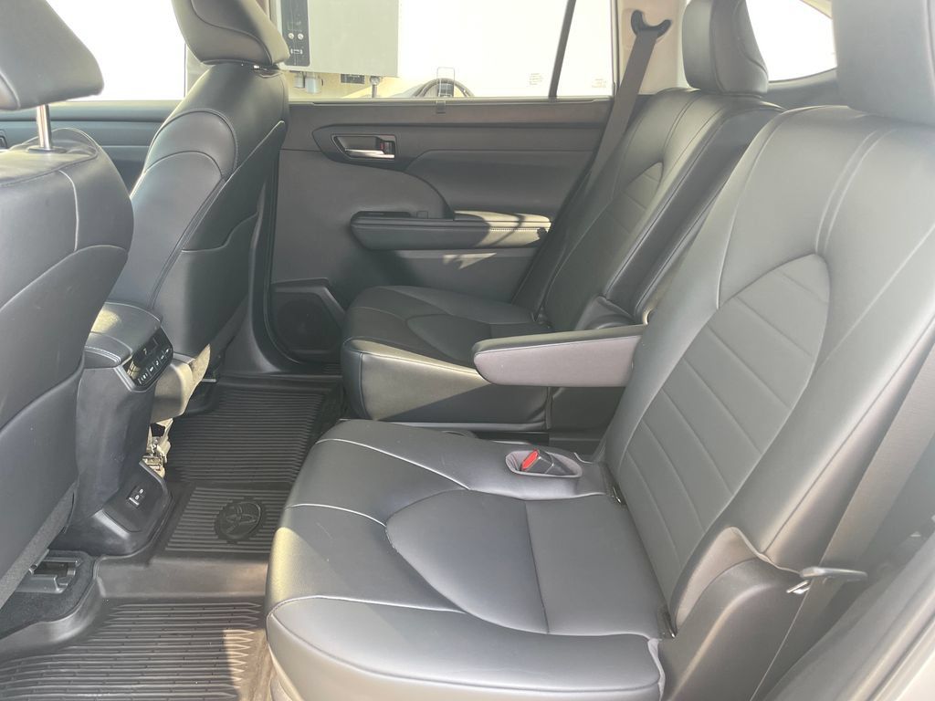 Used 2022 Toyota Highlander XLE AWD/4WD image 20